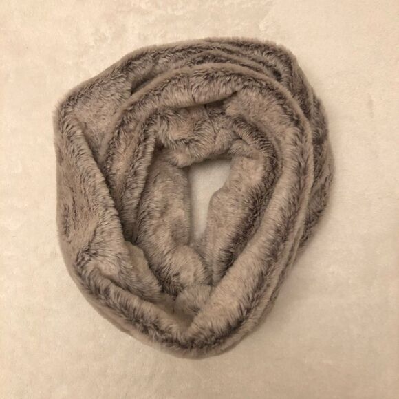 West Loop Women’s Gray Faux Fur Scarf - Picture 1 of 5